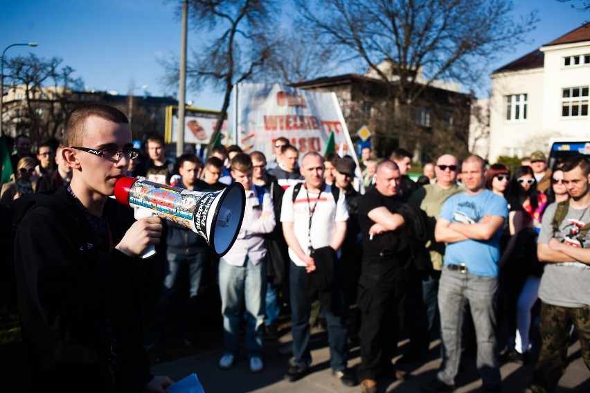 Kraków. Protest narodowców przed konsulatem Ukrainy [ZDJĘCIA, WIDEO]