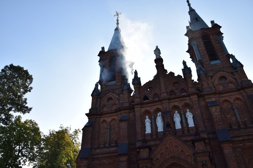Walczyli z ogniem w kościelnej wieży w Ciechocinku. Ćwiczenia straży [zdjęcia]