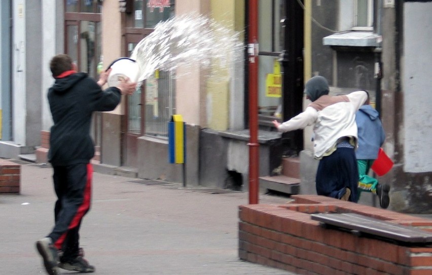 Tradycją Poniedziałku Wielkanocnego  jest polewanie się...