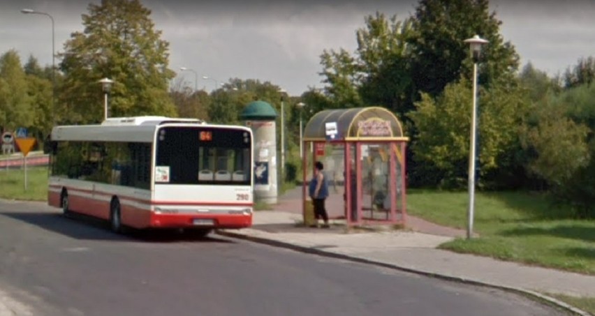 Pętla na Poznańskiej. Autobus linii 64 zaraz ruszy w trasę,...