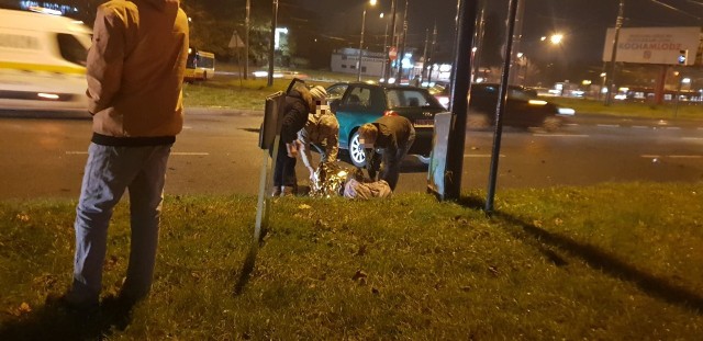 Do groźnego wypadku doszło na al. Piłsudskiego przed stadionem Widzewa. Droga w kierunku centrum tuż za wiaduktem jest zablokowana. Jak doszło do zdarzenia, zdjęcia - KLIKNIJ DALEJ