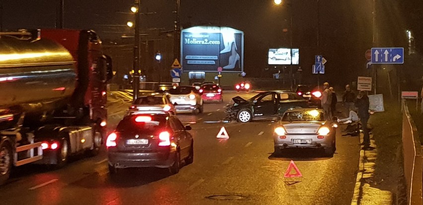 Groźny wypadek na Piłsudskiego przed stadionem Widzewa! Są ranni! ZDJĘCIA