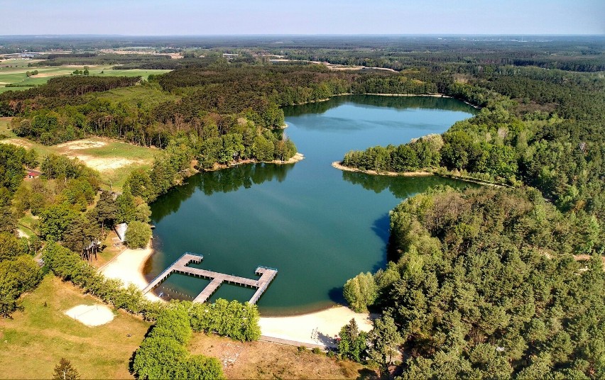 Jezioro Glibiel lezy w powiecie krośnieńskim, w Łochowicach....