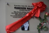 ”Łączył pokolenia” - odsłonięto tablicę upamiętniającą Franciszka Walickiego. [zdjęcia]