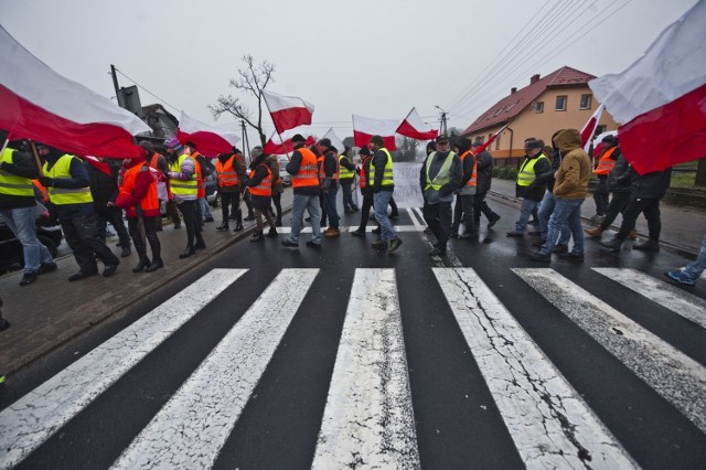 Droga krajowa nr "6" w Malechowie była w czwartek cyklicznie blokowana przez rybaków przybrzeżnych, którzy zorganizowali protest w związku zakazem połowu dorsza i łososia na Bałtyku wprowadzonym przez Komisję Europejską.