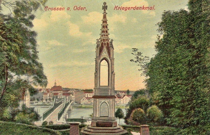 Krośnieński pomnik wojenny z miastem w tle w 1917 roku.