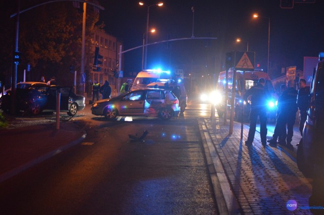 Policyjny pościg za mercedesem ulicami Włocławka zakończył się wypadkiem na ulicy Kapitulnej