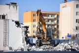 Trwa wyburzanie budynków po przychodni przy ulicy Łady we Włocławku. Zdjęcia