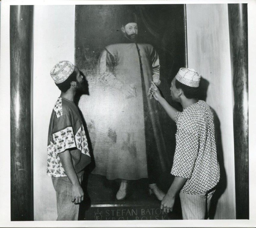 Dwaj afrykańscy pasażerowie m/s „Batorego” przy portrecie...