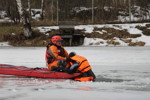 Pokaz dynamicznego ratownictwa lodowego w Piekarach Śląskich (11.02.2019)