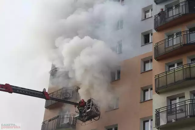 Tuż przed południem doszło do pożaru mieszkania w bloku na rogu pl. Wolności i Kilińskiego. Na miejscu są wozy strażackie, trwa akcja gaszenia. Policja zamknęła ruch drogowy w centrum Włocławka.

