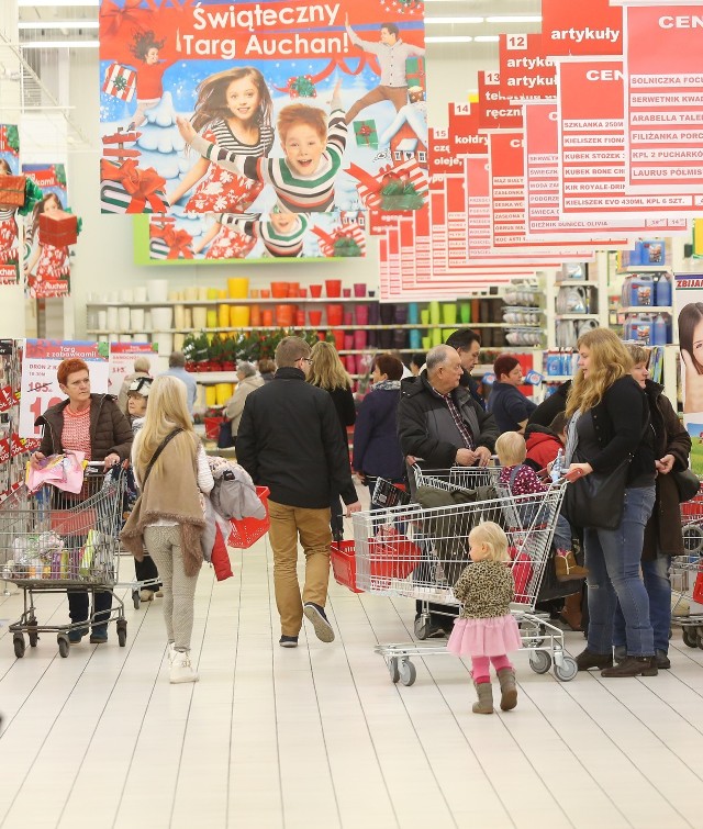 26.11.2015 lodz
otwarcie sklepu auchan w tulipanie przy ulicy pilsudskiego.
fot. lukasz kasprzak/express ilustrowany/polska press