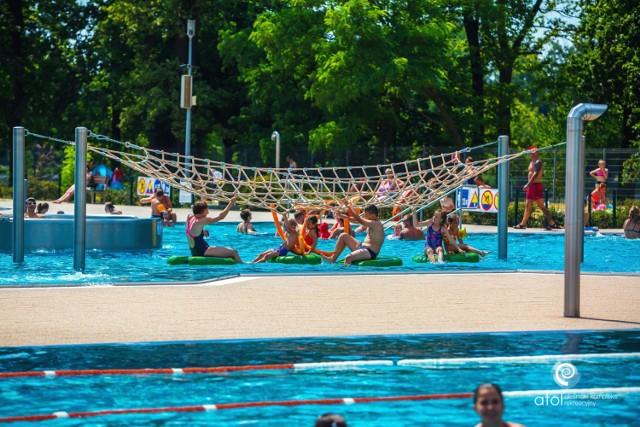 Na terenie kompleksu znajdują się baseny z podgrzewaną wodą, basen sportowy, basen rekreacyjny, brodzik dla dzieci; zjeżdżalnie, fontanny; bezpieczny plac zabaw dla dzieci.

PN - PT 10:00-20:00
SB-ND-ŚW 09:00-20:00