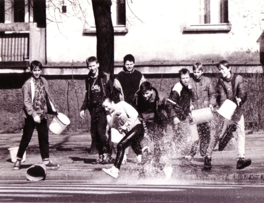 Lany poniedziałek na starych fotografiach. Tak kiedyś wyglądał śmigus dyngus [ZDJĘCIA]