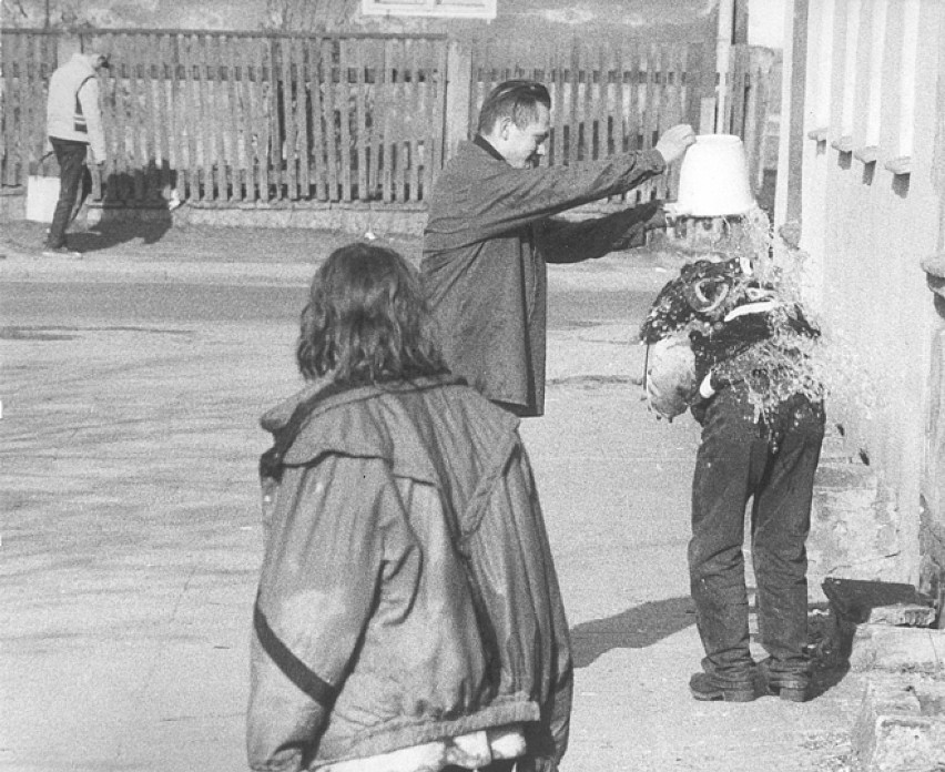 Lany poniedziałek na starych fotografiach. Tak kiedyś wyglądał śmigus dyngus [ZDJĘCIA]