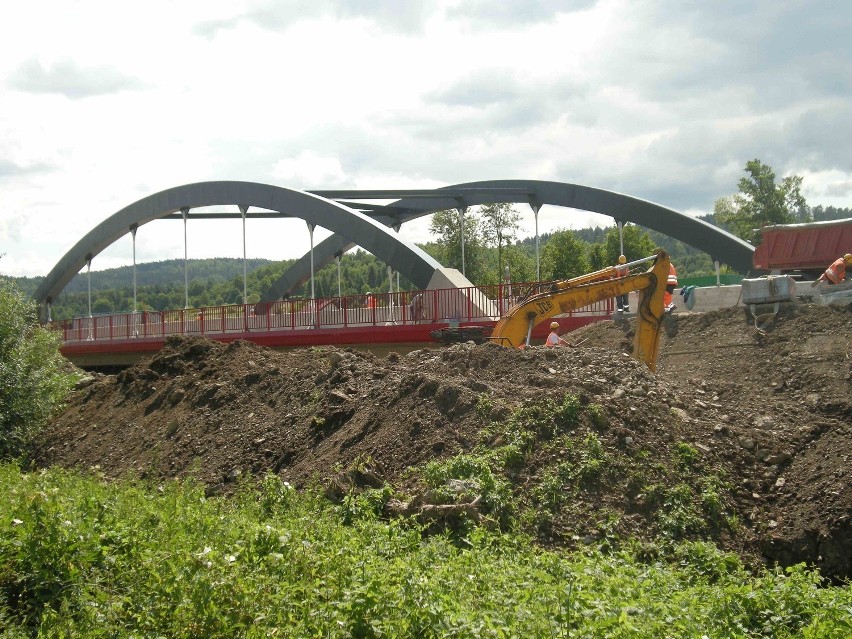 Most w Biertowicach ma ciekawą konstrukcję łukową, do której...