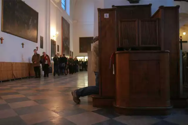 15. Kwestia zadośćuczynienia

Zgodnie z 5 warunkami dobrej spowiedzi, rozgrzeszenie jest całkowite, gdy zadośćuczynimy winy. Oznacza to np. przeproszenie osoby, którą skrzywdziliśmy, materialne naprawienie szkody kradzieży czy pojednanie się z osobą, którą dotknął nasz grzech. 5 warunków dobrej spowiedzi to: 
1. Rachunek sumienia
2. Żal za grzechy
3. Mocne postanowienie poprawy
4. Szczera spowiedź
5. Zadość uczynienie Panu Bogu i Bliźniemu.