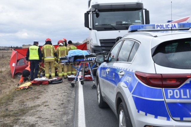 80-letni kierowca fiata, który w okolicy skrzyżowania trasy 196 z drogą w kierunku Siernik, uderzył w ciężarówkę zmarł po przewiezieniu do szpitala