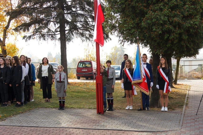 Szkoła Podstawowa nr 3 w Kłobucku z wielką flagą narodową ZDJĘCIA 