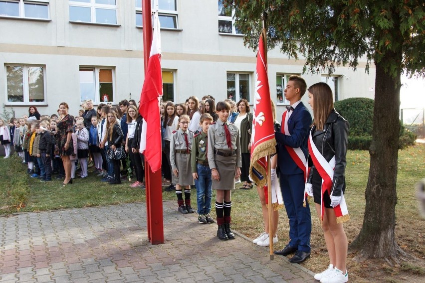 Szkoła Podstawowa nr 3 w Kłobucku z wielką flagą narodową ZDJĘCIA 