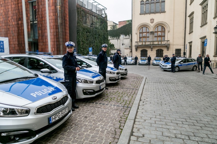 Nowe radiowozy dla krakowskiej policji [ZDJĘCIA]