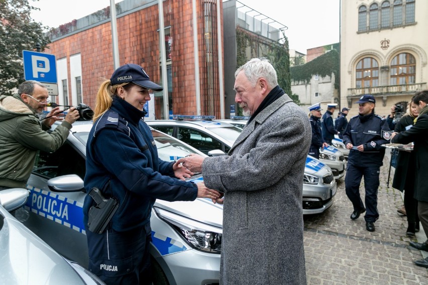 Nowe radiowozy dla krakowskiej policji [ZDJĘCIA]