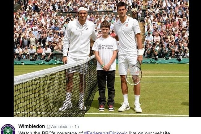 Roger Federer i Novak Djoković przed rozpoczęciem finału...