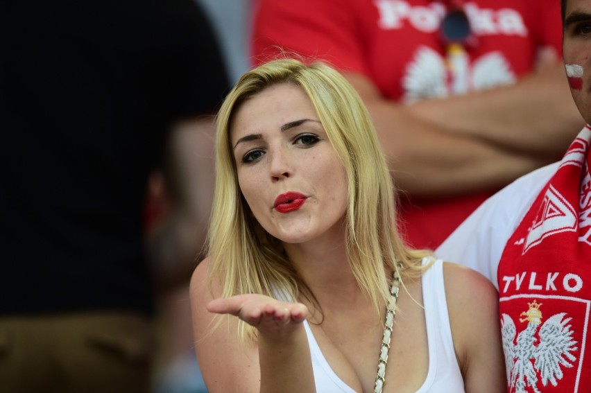 Całuśne Euro 2016, czyli co się dzieje na trybunach, kiedy nikt nie patrzy [ZDJĘCIA]