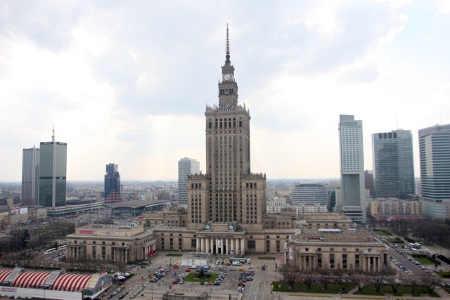 W 2017 r. mieszkańców Warszawy przybyło. Z końcem roku w stolicy zameldowanych na stałe było 1 630 777 osób. Oznacza to, że w minionym roku Warszawę jako nowy adres zamieszkania wybrało 1006 osób. W Sylwestra 2016 roku stolicę zamieszkiwało 1 629 771 osób, a w 2015 r. mieszkańców było 1 630 144.

Pobytem czasowym pod koniec minionego roku legitymowało się w stolicy 49 880 osób, o 772 więcej niż w grudniu 2016 roku (49 108). Dwa lata temu z meldunkiem czasowym w Warszawie mieszkało 49 556 osób.

Zobaczcie też: „Domek dla lalek”. Urokliwa kamienica schowana w centrum Warszawy [ZDJĘCIA, WIDEO]
