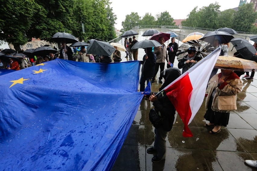 Szczecin: Marsz KOD-u dla Demokracji. Mimo fatalnej pogody przyszło ponad sto osób [WDEO]