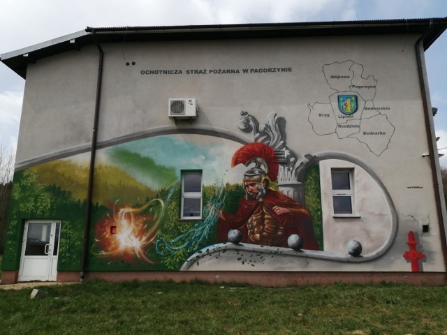 Mural przedstawiający św. Floriana na budynku OSP w Pagorzynie.