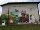 Gorlickie. Artysta street art z Jasła namalował mural na remizie OSP w Pagorzynie [ZDJĘCIA]