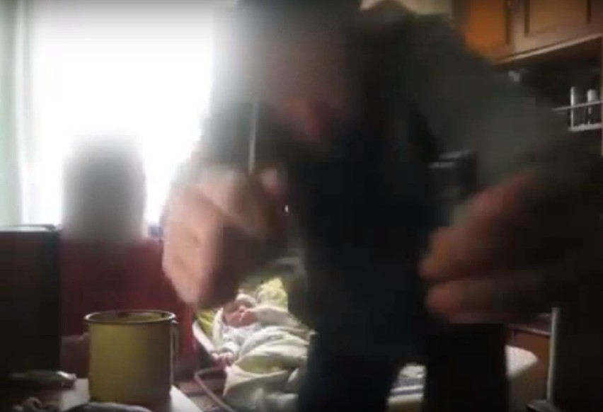 Bulwersujący filmik z Chełmży: niemowlę i "dużo jarania". Policja bada, czy to narkotyki!