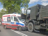 Karetka na sygnałach zderzyła się z ciężarówką wojskową! Droga jest zablokowana, na miejscu jest policja i medycy 