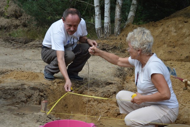 Andrzej i Barbara Szpunarowie kontynuują badania archeologiczne na cmentarzysku w Dębinie Zakrzowskiej koło Wojnicza. Od 2018 roku znaleziono w tym miejscu już ponad 110 grobów ciałopalnych sprzed 2500 lat, a w nich popielnice z ludzkimi kośćmi