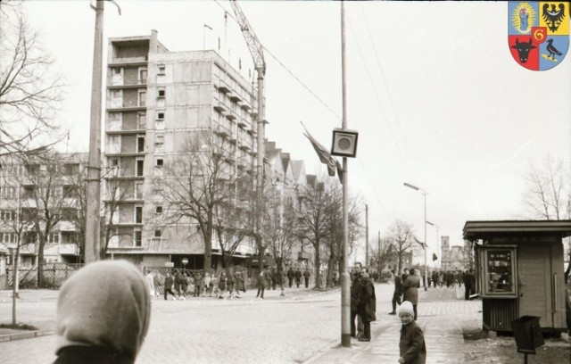 Budowa pierwszego w mieście wieżowca budziła duże zainteresowanie, rok 1973