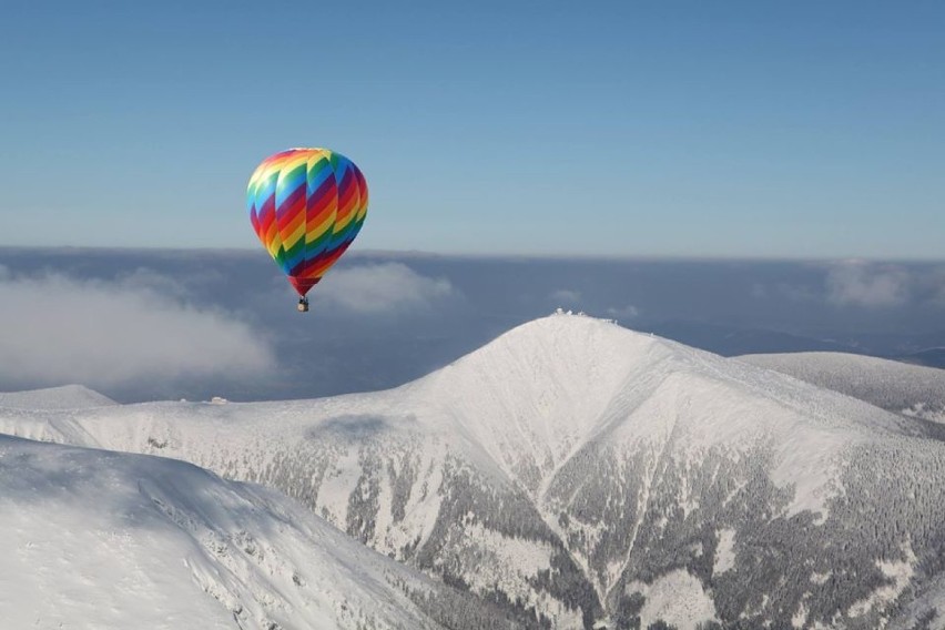 Podniebna podróż kolorowym balonem nad najpiękniejszymi zakątkami Dolnego Śląska! Pomysł na weekend i nie tylko