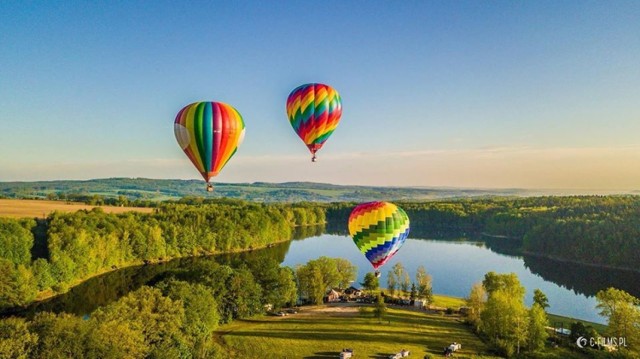 Widok balonów na niebie zachwyca, ale jeszcze przyjemniej oglądać Dolny Śląsk z balonowego kosza.