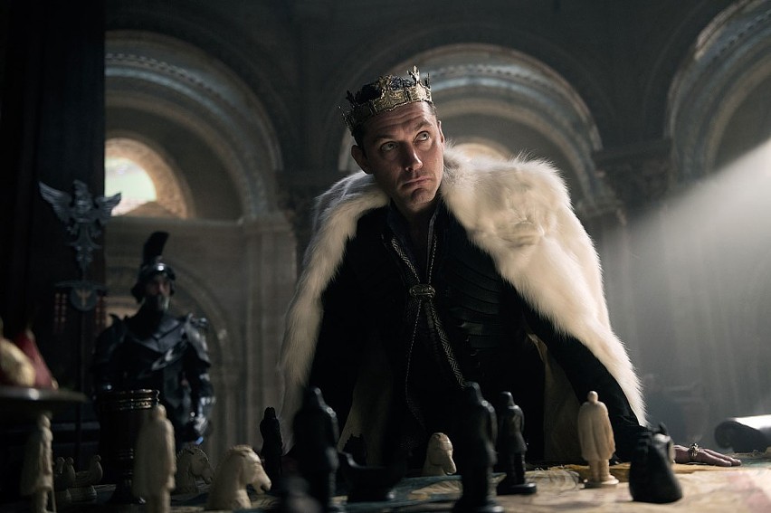 Jude Law w filmie "Król Artur: Legenda miecza"...