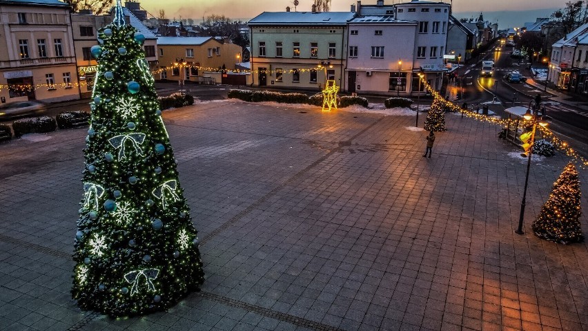 Choinki na Rynku w Wągrowcu. Takie drzewka dekorowały centralny plac stolicy powiatu wągrowieckiego