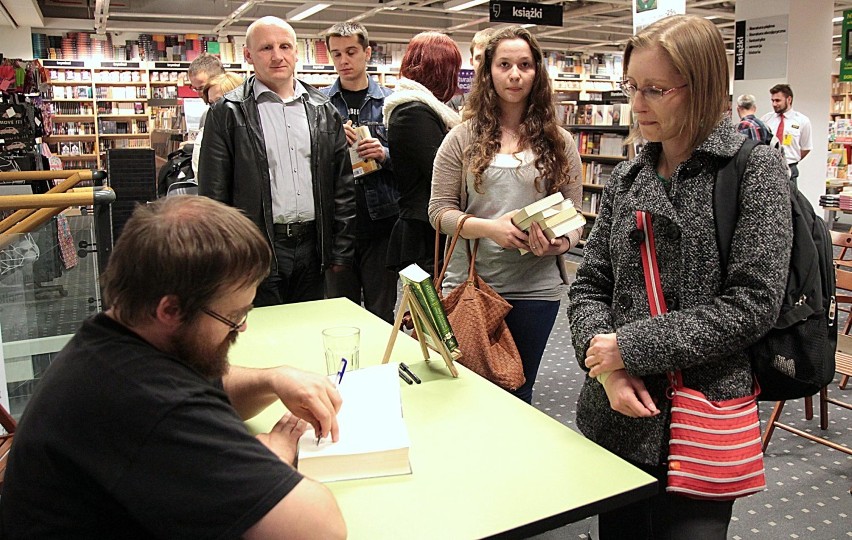 Kraków: Andrzej Pilipiuk spotkał się z fanami w Empiku Bonarka [ZDJĘCIA]