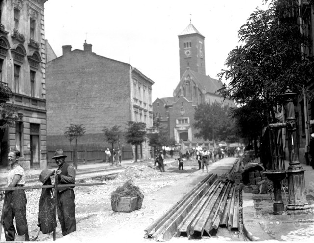 Robotnicy przy budowie nowej linii tramwajowej. Z prawej strony widoczna ręczna pompa wodna. Widoczny kościół Niepokalanego Poczęcia NMP przy ul. Rakowickiej. 1934