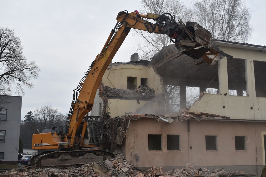 20 marca 2023 roku rozpoczęło się wyburzanie Domu Strażaka w...