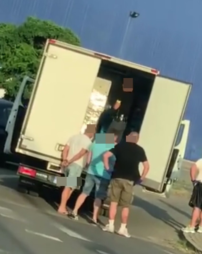 Akcja policji na Kruszyńskiej we Włocławku. Jeden z mężczyzn...