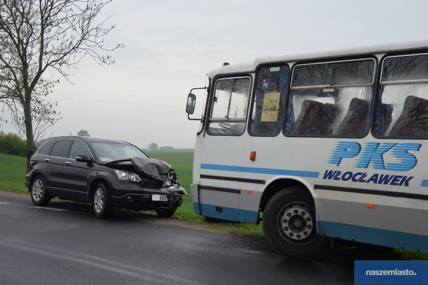 Czołowe zderzenie autobusu PKS z hondą w gminie Dobrzyń nad Wisłą [zdjęcia]