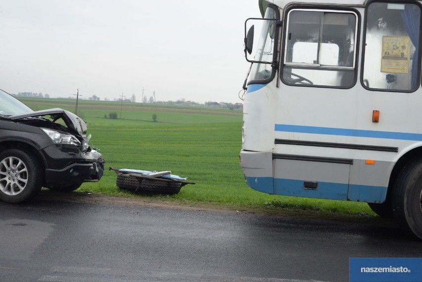 Czołowe zderzenie autobusu PKS z hondą w gminie Dobrzyń nad Wisłą [zdjęcia]