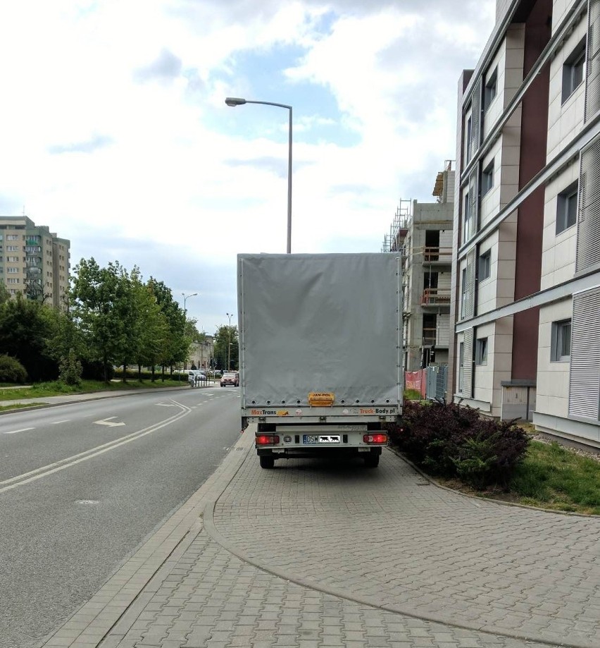 Jak oni w ogóle wpadli na to, że można tak zaparkować?! "Mistrzowie" kierownicy z Wrocławia
