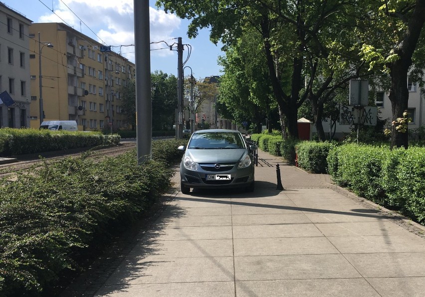 Jak oni w ogóle wpadli na to, że można tak zaparkować?! "Mistrzowie" kierownicy z Wrocławia