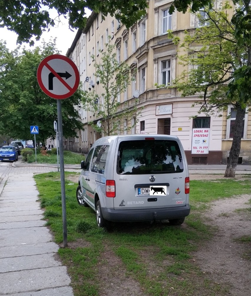 Jak oni w ogóle wpadli na to, że można tak zaparkować?! "Mistrzowie" kierownicy z Wrocławia