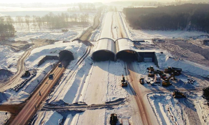 Budowa S5 na odcinku Białe Błota - Szubin. Zobacz zdjęcia z drona w zimowej scenerii